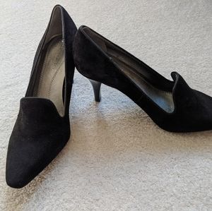 Tahari black suede pumps 8.5 M